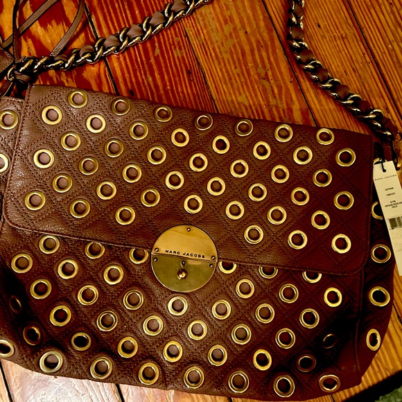 Stunning leather handbag with Gold Hardware and accents has a key to lock bag - Picture 1 of 8